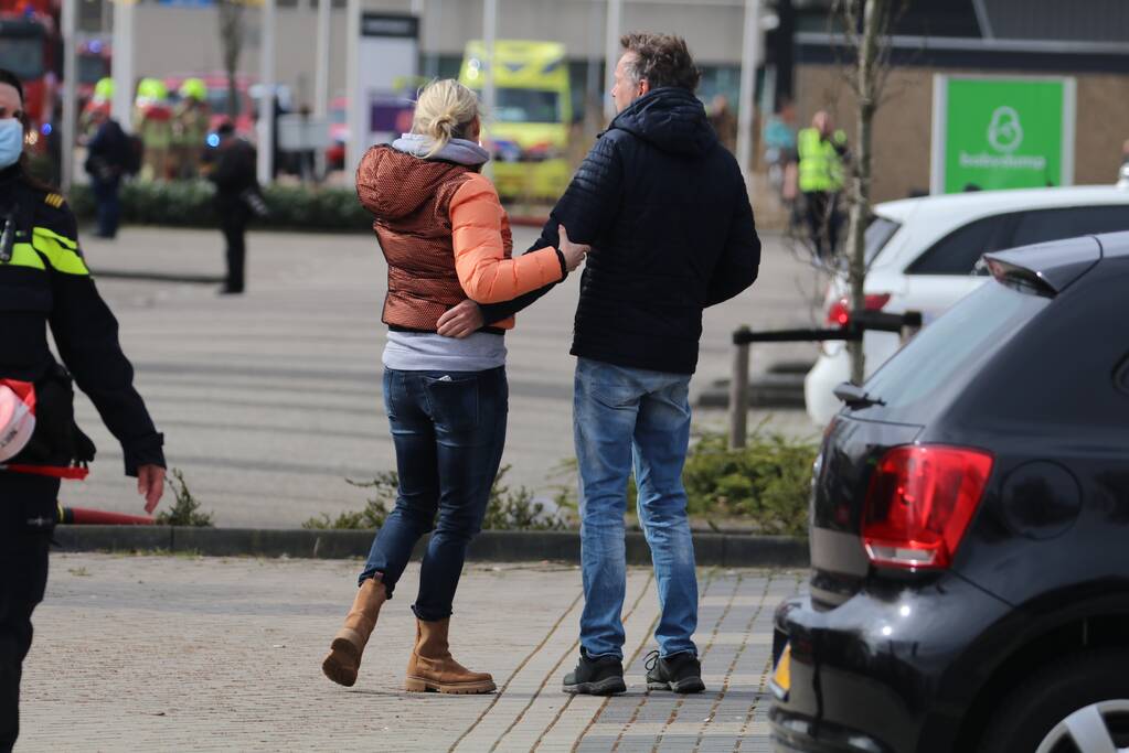 Enorme rookwolken bij grote brand in bedrijfspand