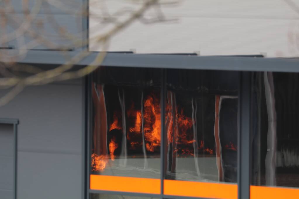 Enorme rookwolken bij grote brand in bedrijfspand