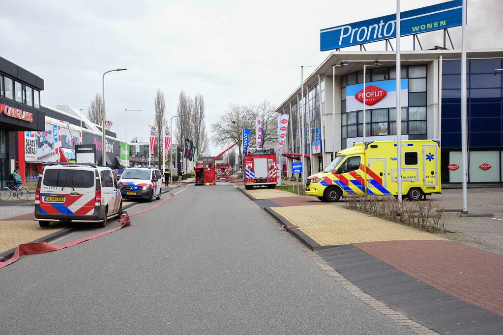 Enorme rookwolken bij grote brand in bedrijfspand