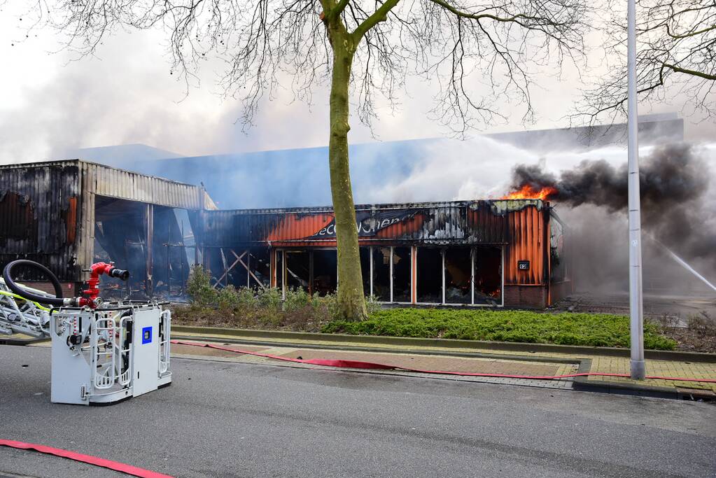 Enorme rookwolken bij grote brand in bedrijfspand
