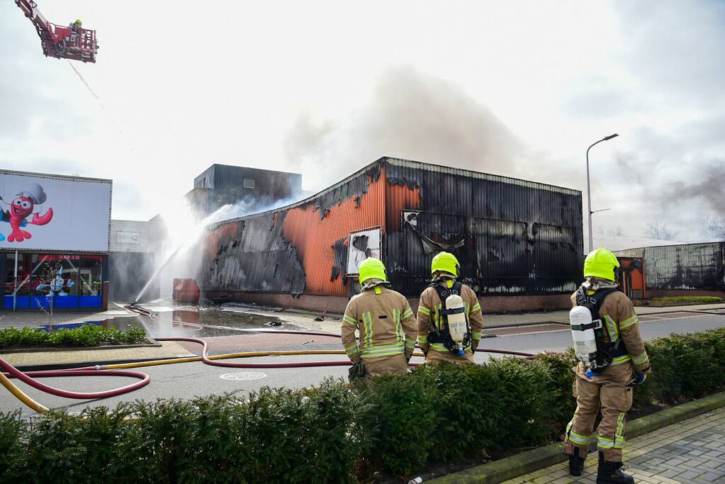 Enorme rookwolken bij grote brand in bedrijfspand