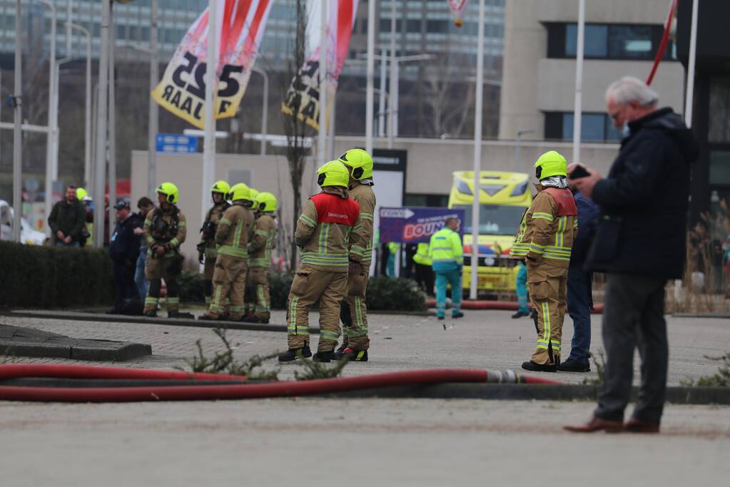 Enorme rookwolken bij grote brand in bedrijfspand