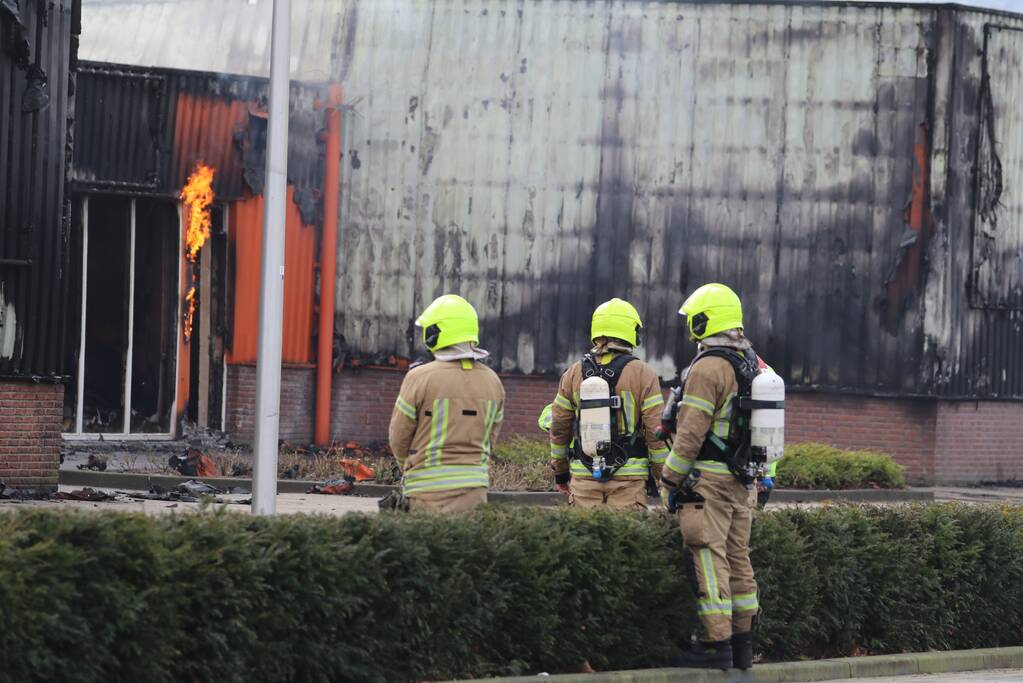 Enorme rookwolken bij grote brand in bedrijfspand
