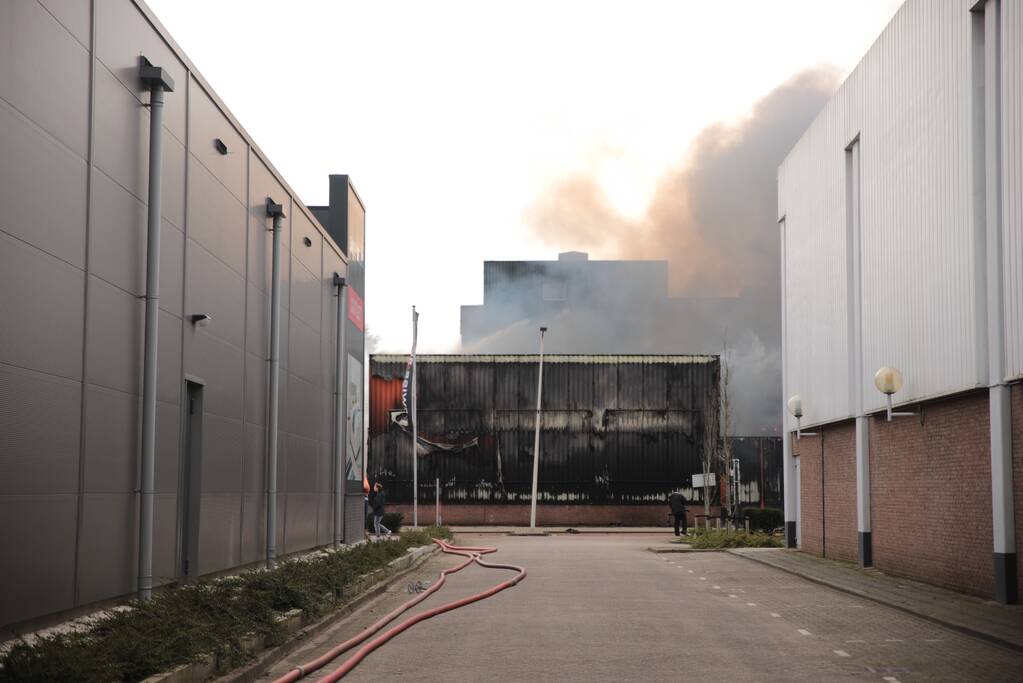 Enorme rookwolken bij grote brand in bedrijfspand