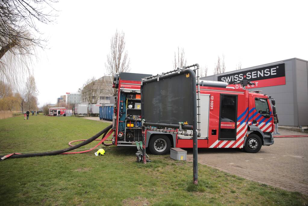 Enorme rookwolken bij grote brand in bedrijfspand