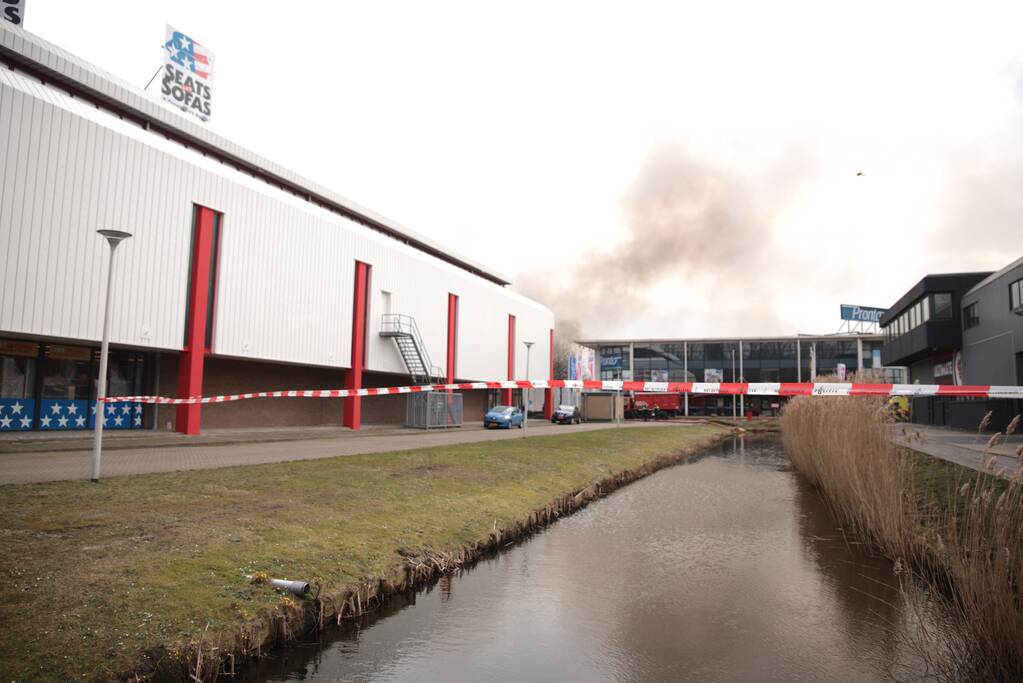 Enorme rookwolken bij grote brand in bedrijfspand