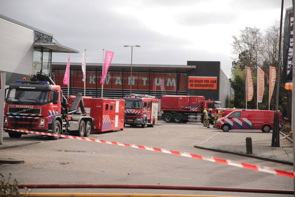 Enorme rookwolken bij grote brand in bedrijfspand