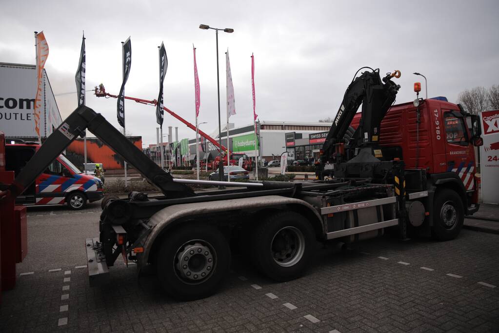 Enorme rookwolken bij grote brand in bedrijfspand