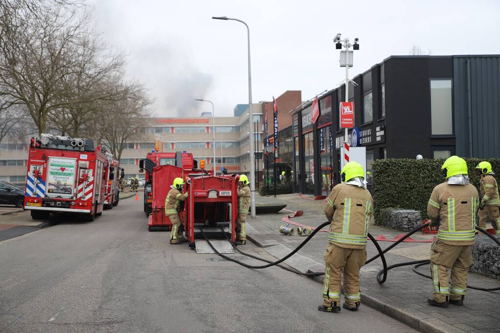 Enorme rookwolken bij grote brand in bedrijfspand