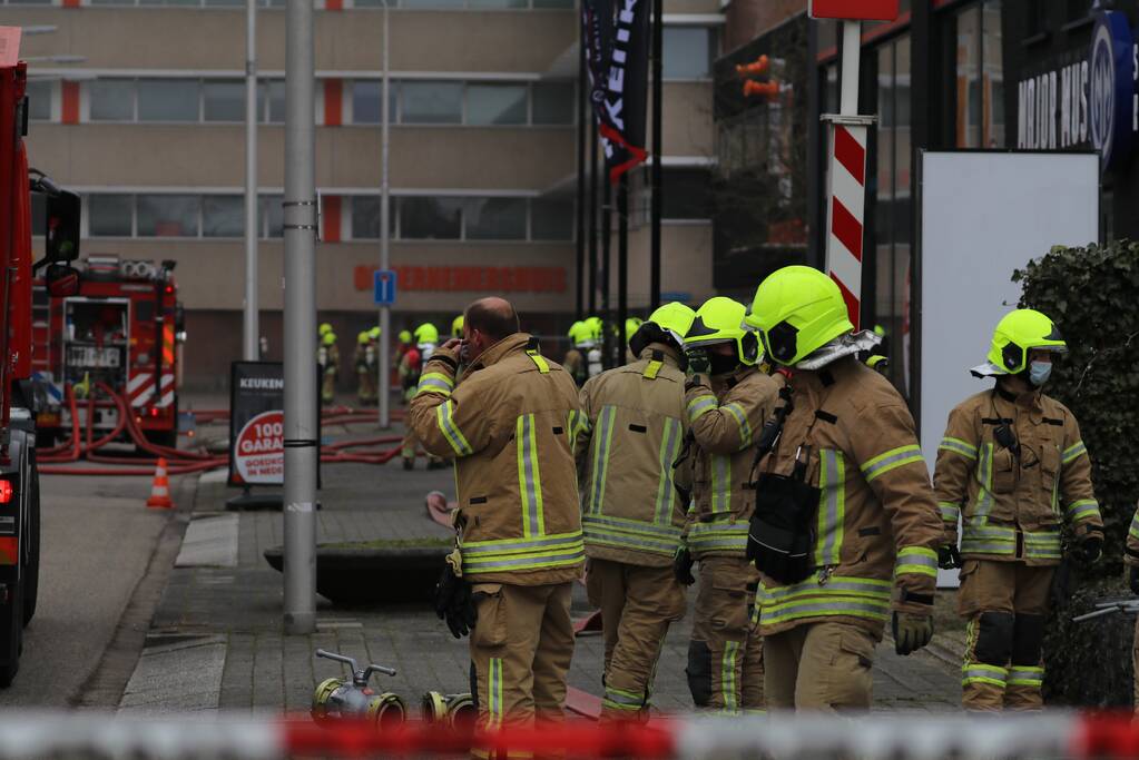 Enorme rookwolken bij grote brand in bedrijfspand