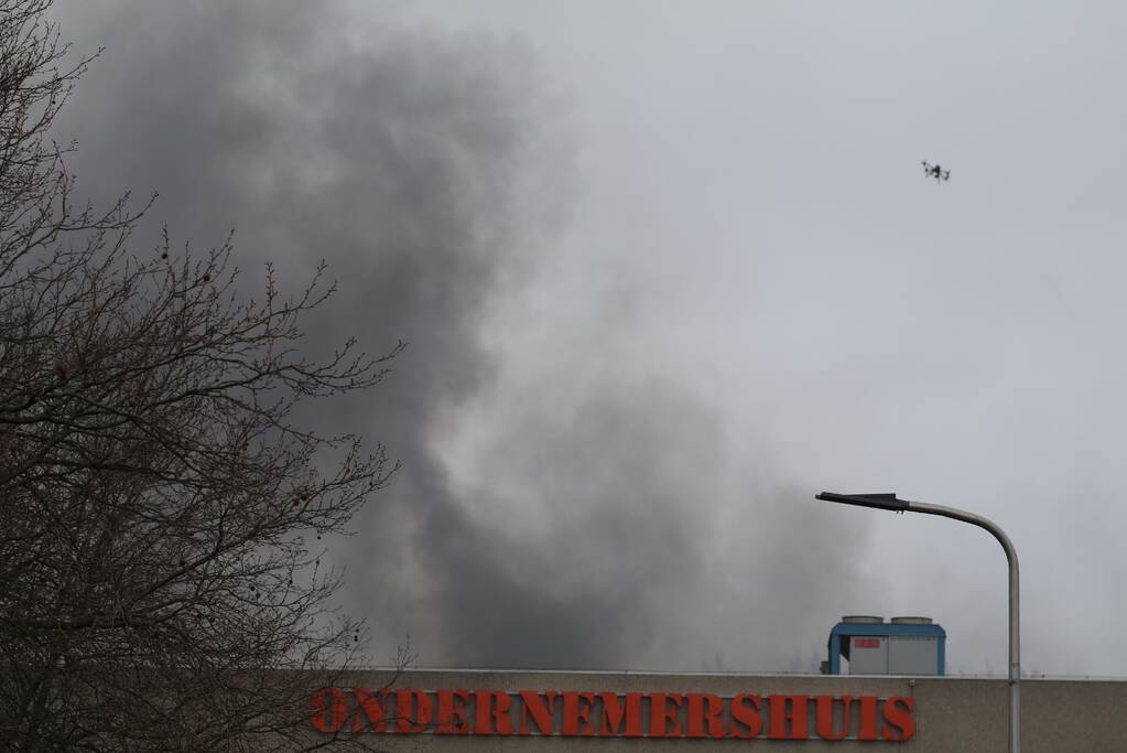 Enorme rookwolken bij grote brand in bedrijfspand