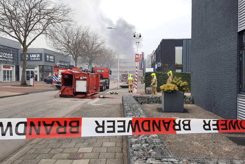 Enorme rookwolken bij grote brand in bedrijfspand