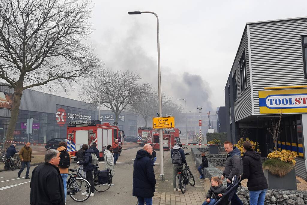 Enorme rookwolken bij grote brand in bedrijfspand