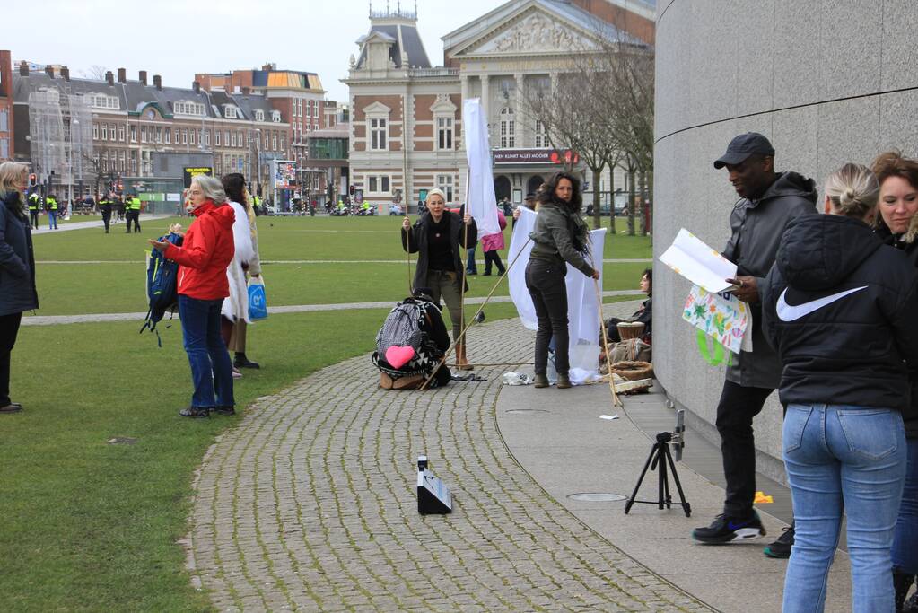 Opnieuw verzamelen demonstranten zich op het Museumplein