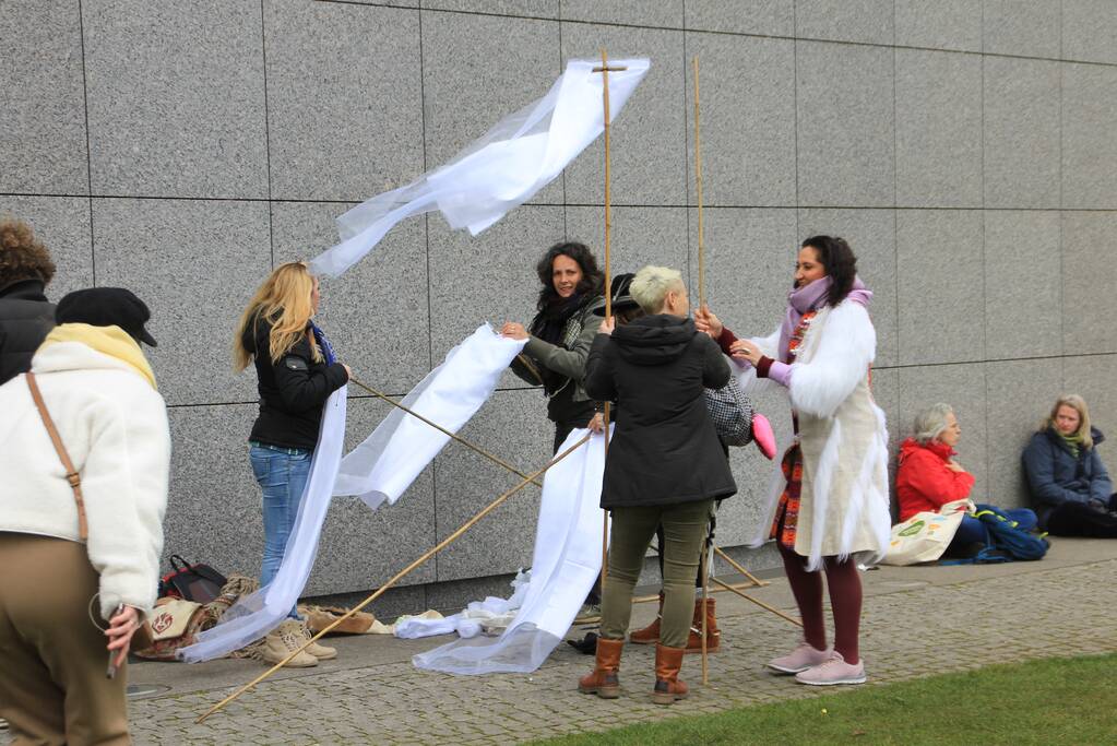 Opnieuw verzamelen demonstranten zich op het Museumplein