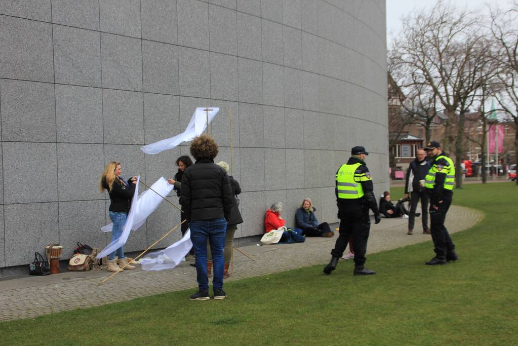 Opnieuw verzamelen demonstranten zich op het Museumplein