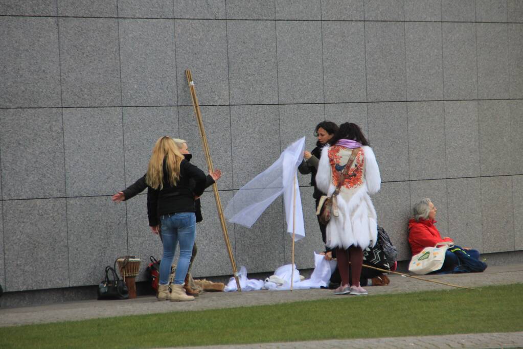 Opnieuw verzamelen demonstranten zich op het Museumplein
