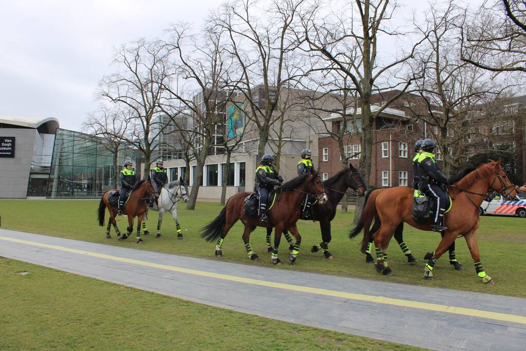 Opnieuw verzamelen demonstranten zich op het Museumplein