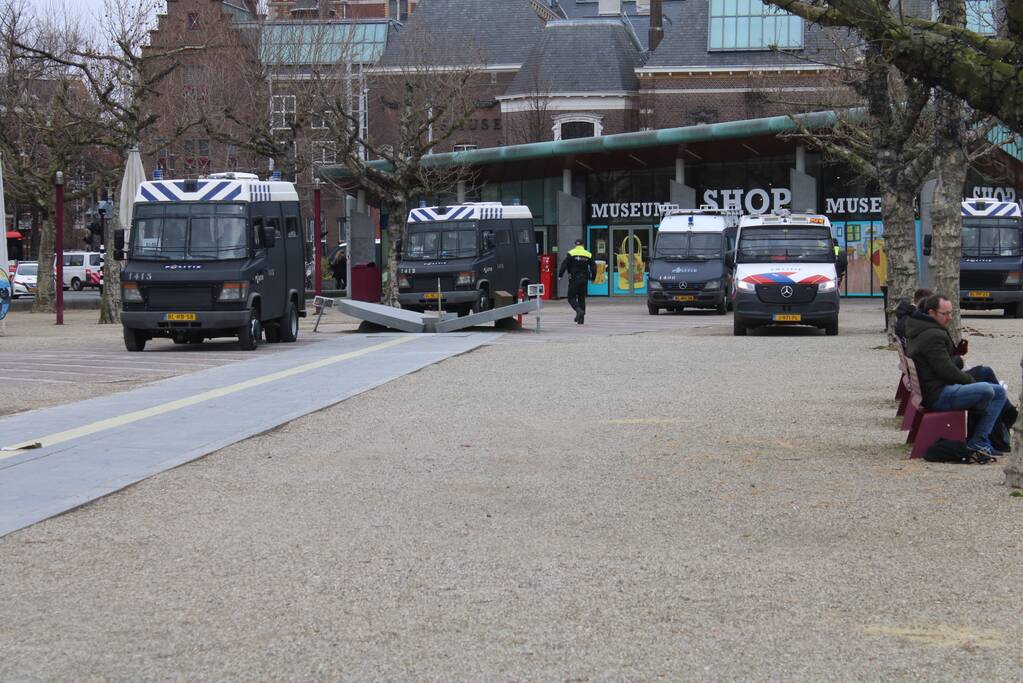 Opnieuw verzamelen demonstranten zich op het Museumplein
