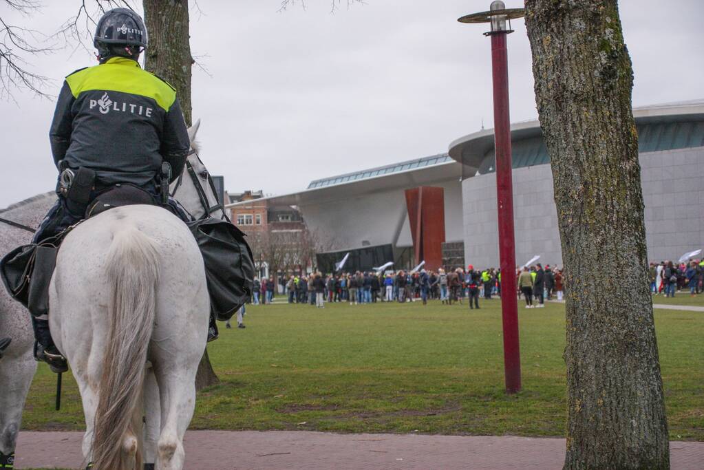 Opnieuw verzamelen demonstranten zich op het Museumplein