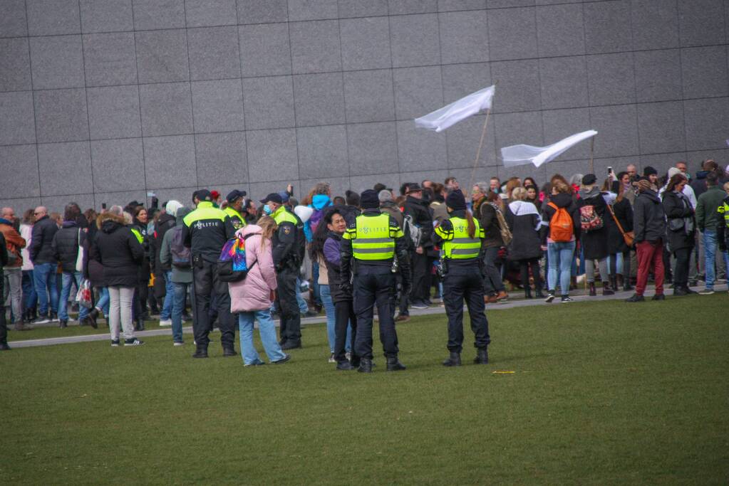 Opnieuw verzamelen demonstranten zich op het Museumplein