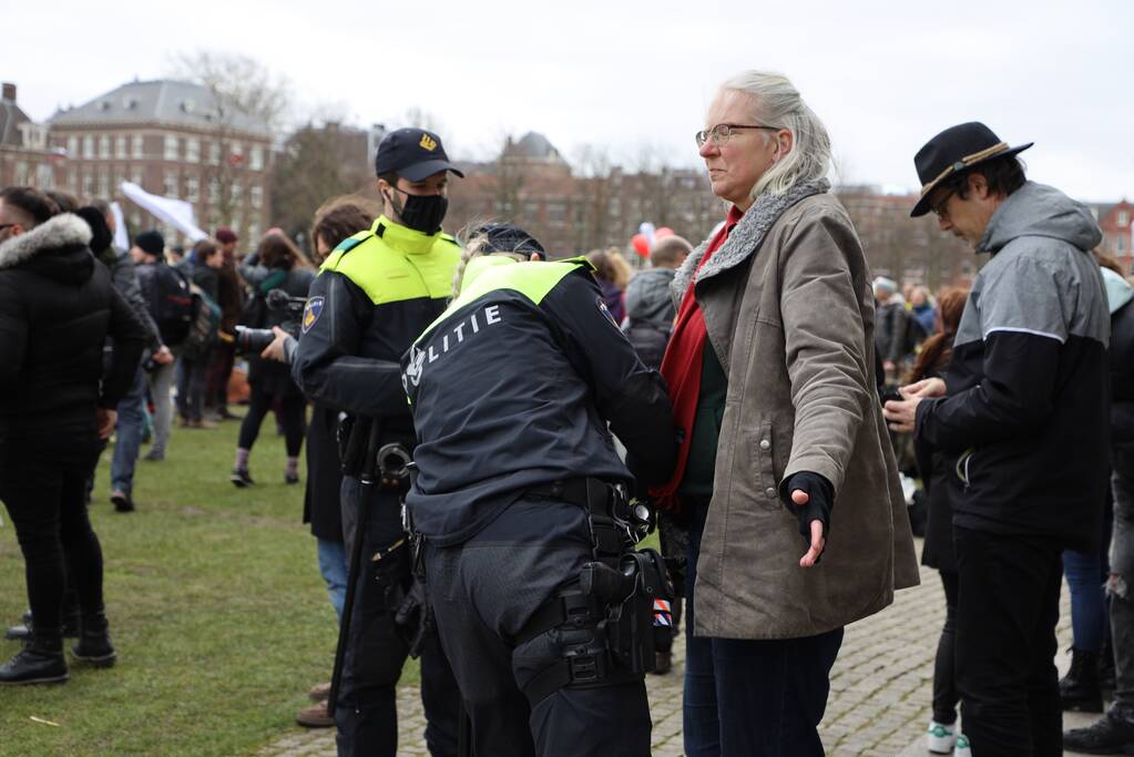 Opnieuw verzamelen demonstranten zich op het Museumplein