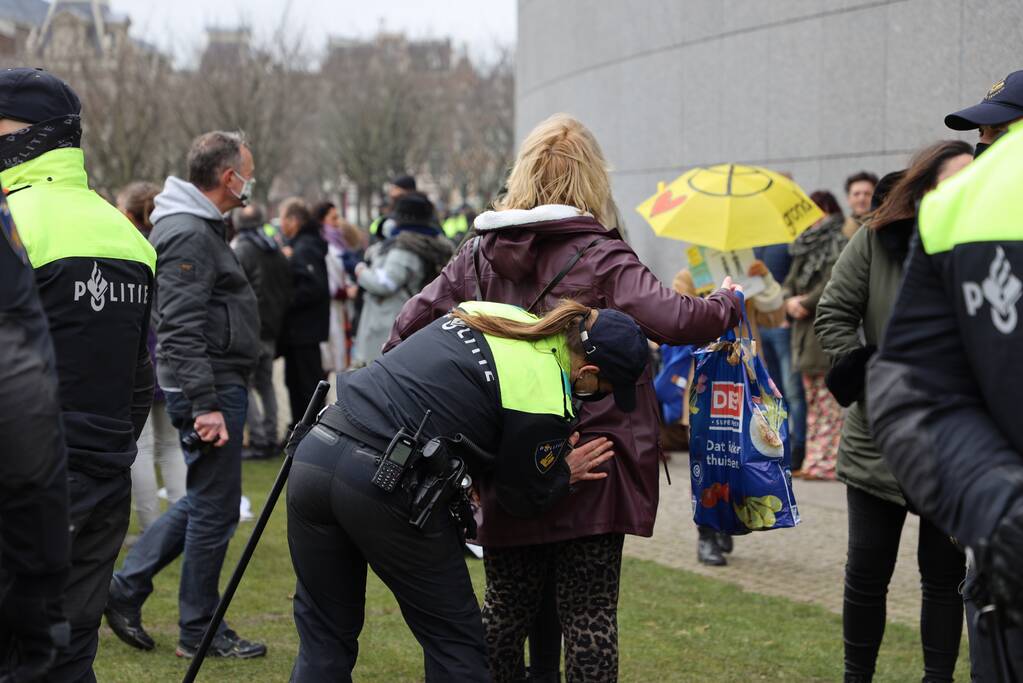 Opnieuw verzamelen demonstranten zich op het Museumplein