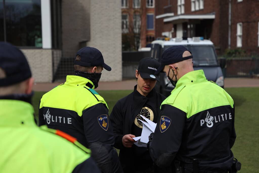 Opnieuw verzamelen demonstranten zich op het Museumplein