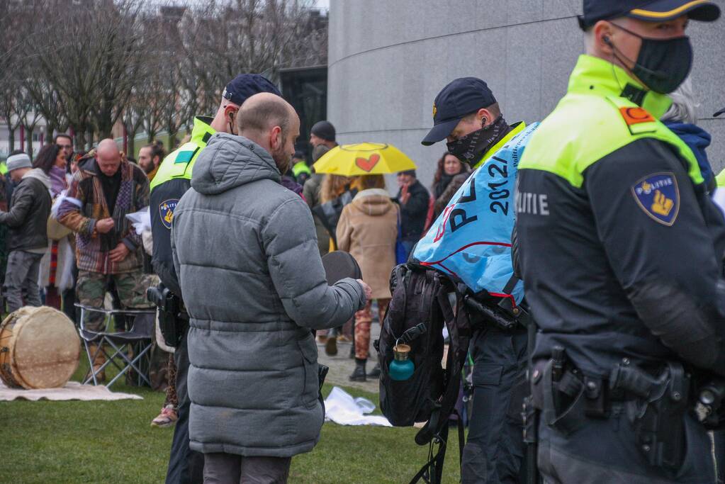 Opnieuw verzamelen demonstranten zich op het Museumplein
