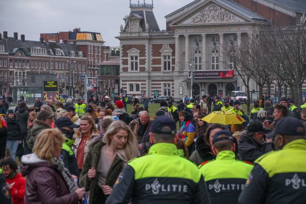 Opnieuw verzamelen demonstranten zich op het Museumplein