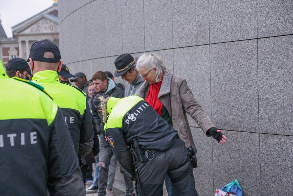 Opnieuw verzamelen demonstranten zich op het Museumplein