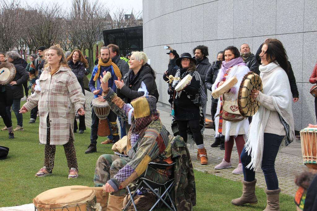 Opnieuw verzamelen demonstranten zich op het Museumplein