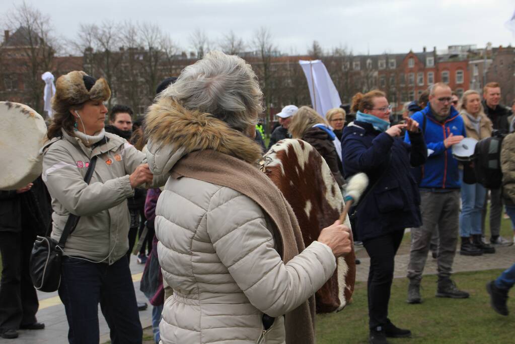 Opnieuw verzamelen demonstranten zich op het Museumplein