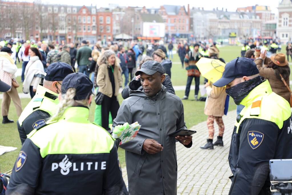 Opnieuw verzamelen demonstranten zich op het Museumplein