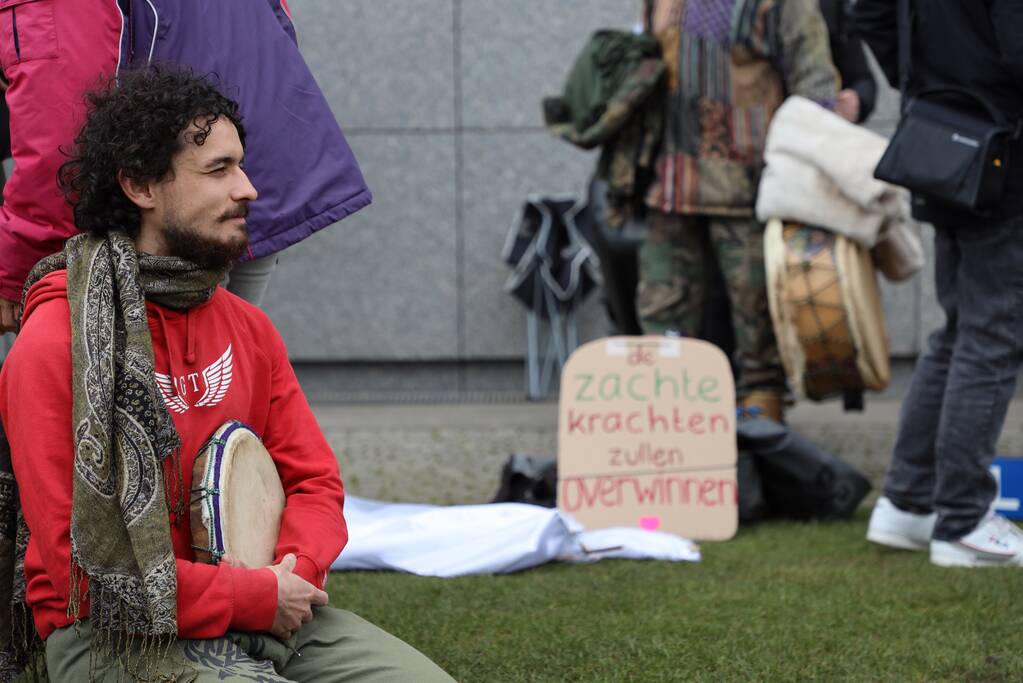 Opnieuw verzamelen demonstranten zich op het Museumplein