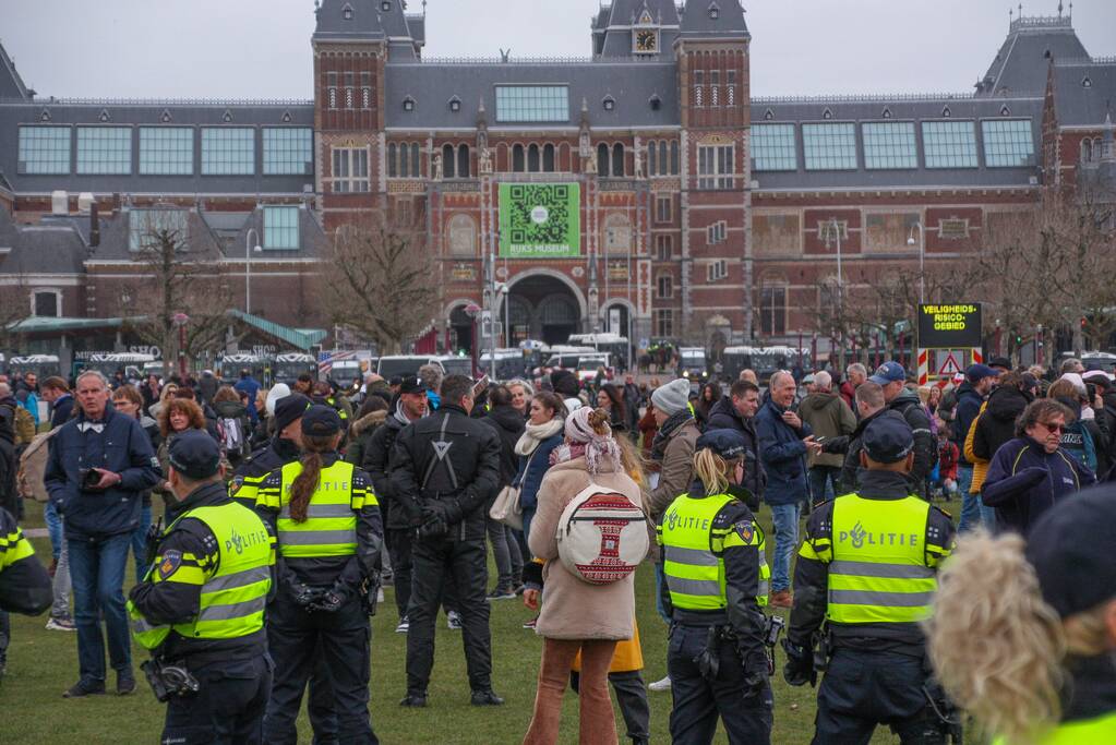 Opnieuw verzamelen demonstranten zich op het Museumplein