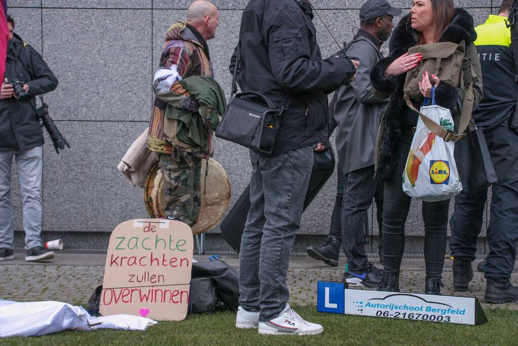 Opnieuw verzamelen demonstranten zich op het Museumplein