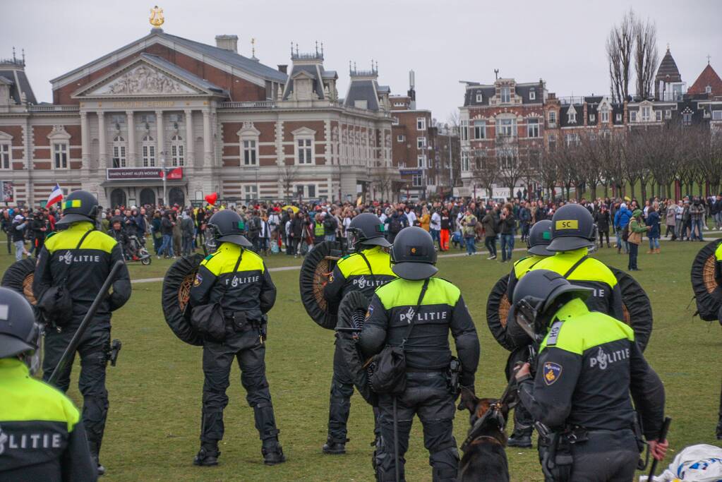 Opnieuw verzamelen demonstranten zich op het Museumplein