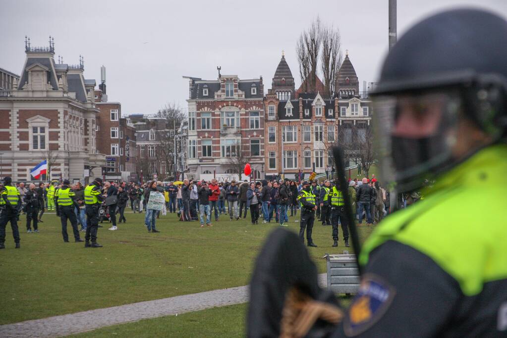 Opnieuw verzamelen demonstranten zich op het Museumplein
