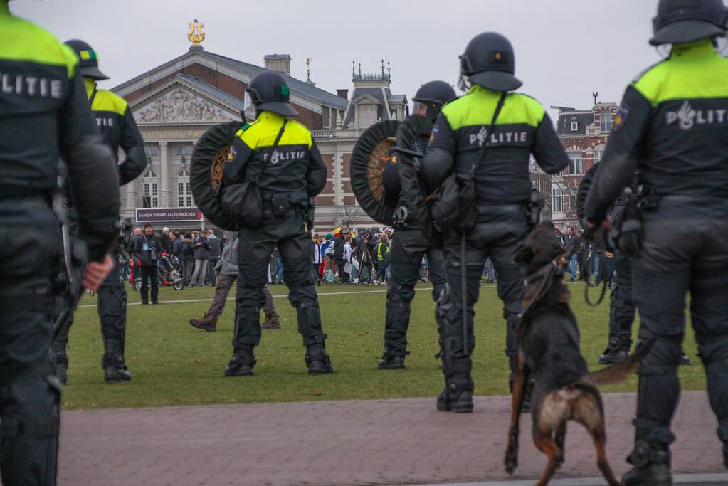 Opnieuw verzamelen demonstranten zich op het Museumplein