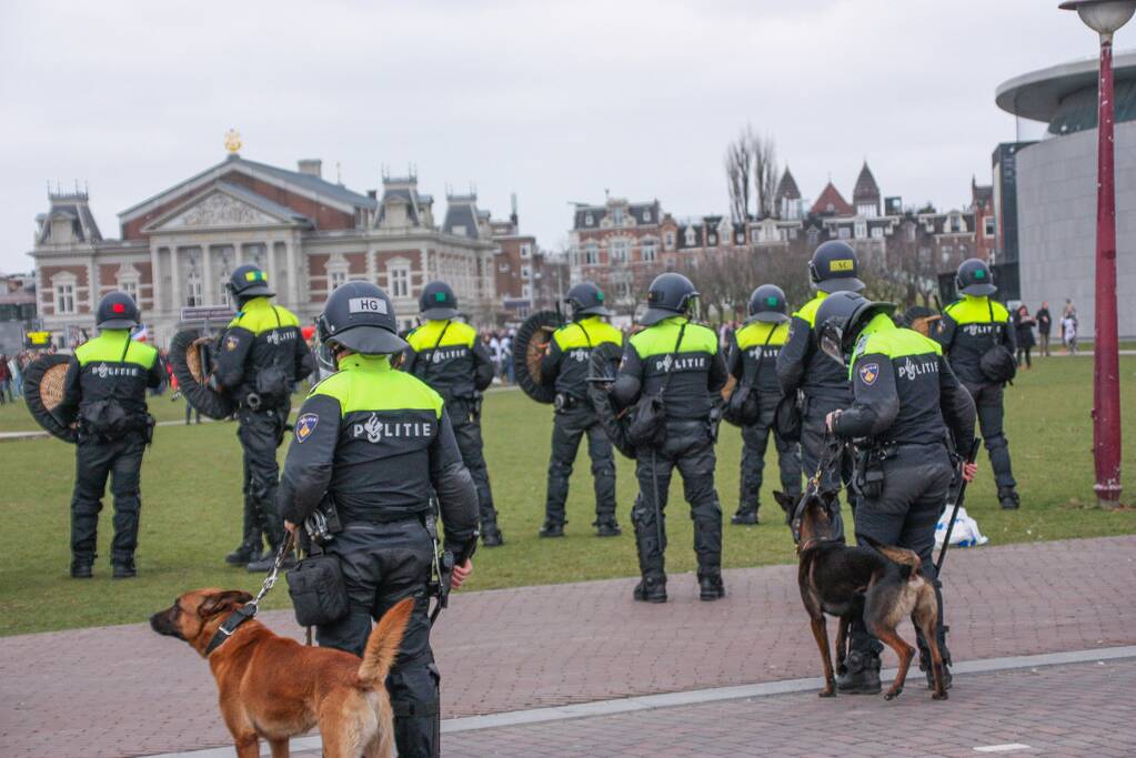 Opnieuw verzamelen demonstranten zich op het Museumplein