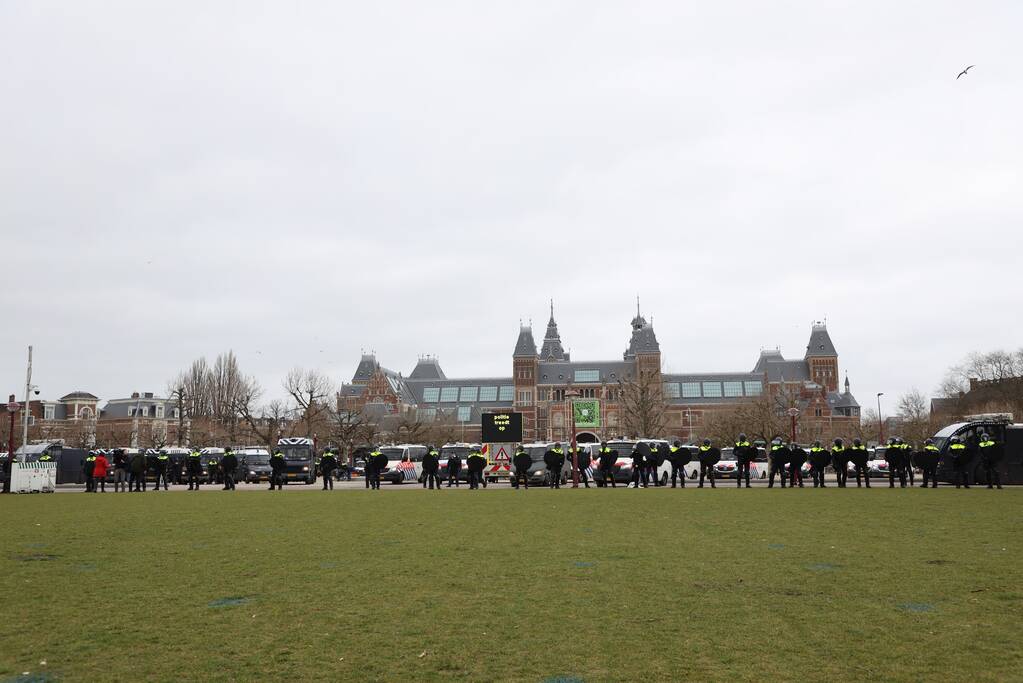 Opnieuw verzamelen demonstranten zich op het Museumplein