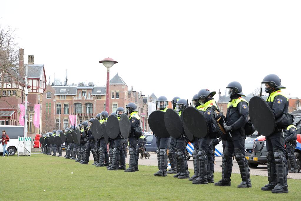 Opnieuw verzamelen demonstranten zich op het Museumplein