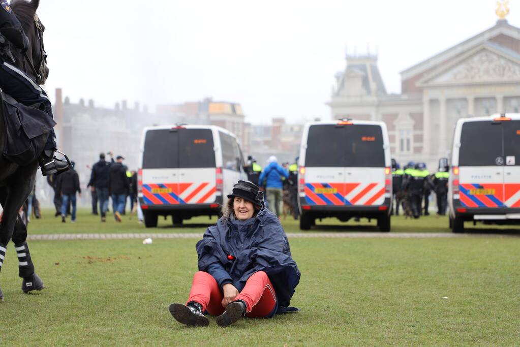 Opnieuw verzamelen demonstranten zich op het Museumplein
