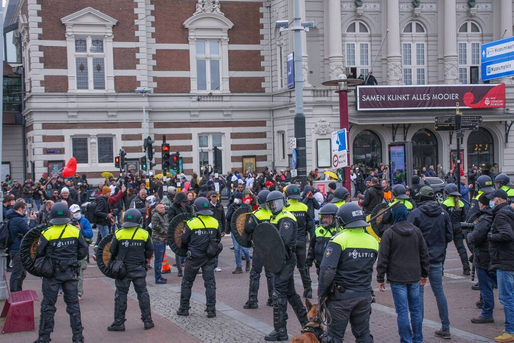 Opnieuw verzamelen demonstranten zich op het Museumplein