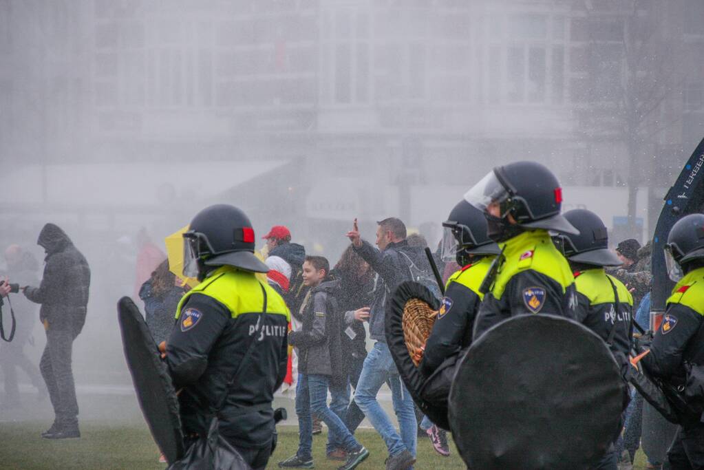 Opnieuw verzamelen demonstranten zich op het Museumplein