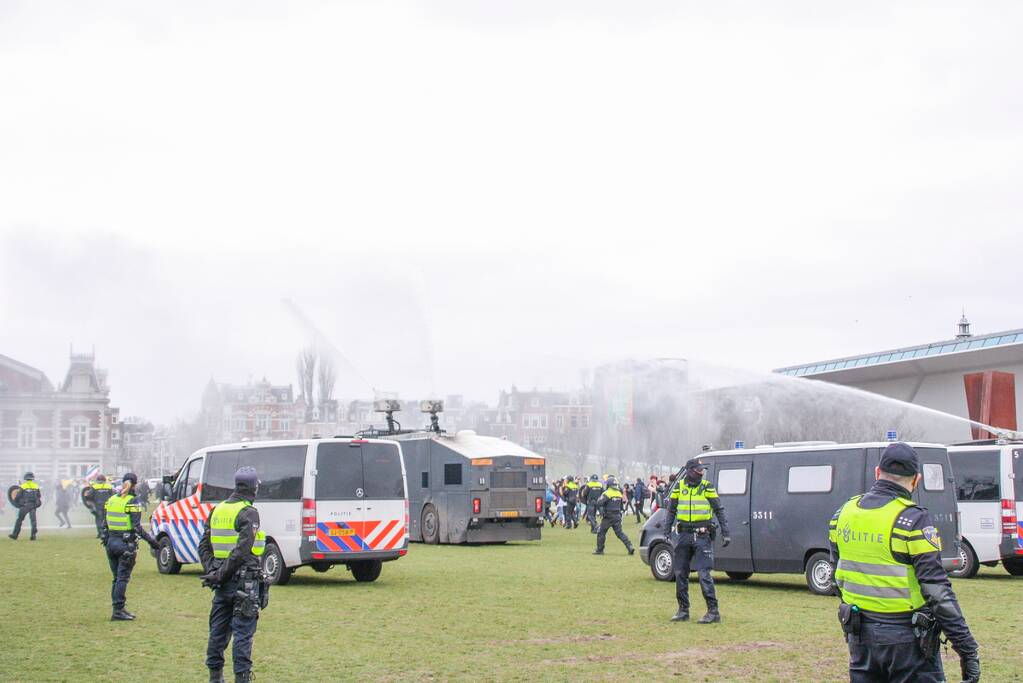 Opnieuw verzamelen demonstranten zich op het Museumplein