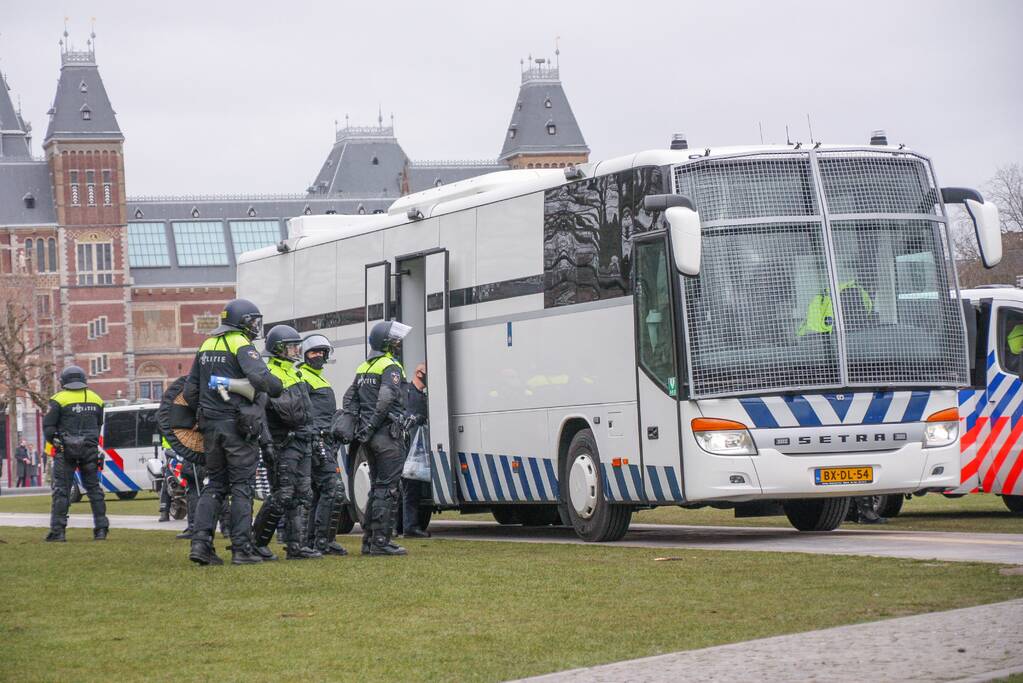 Opnieuw verzamelen demonstranten zich op het Museumplein