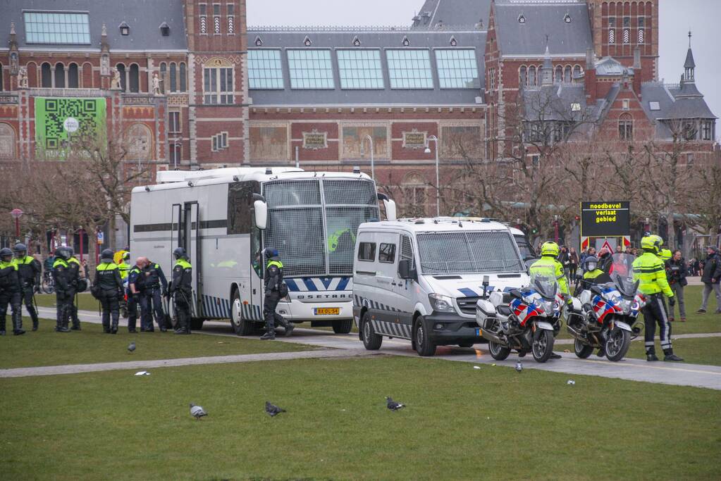 Opnieuw verzamelen demonstranten zich op het Museumplein