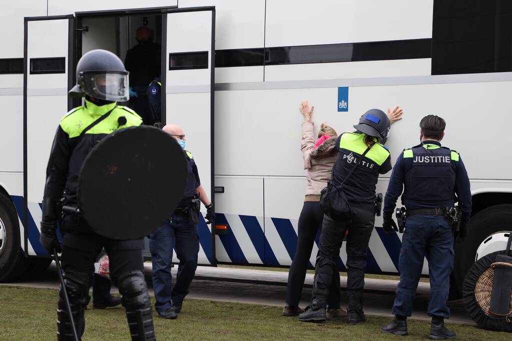 Opnieuw verzamelen demonstranten zich op het Museumplein